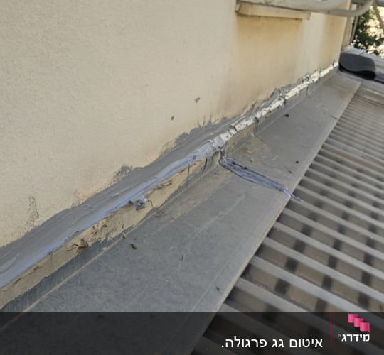 איטום חיבור בין מסגרת חלון לקיר חיצוני בחומר איטום